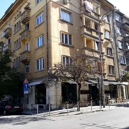 Apartment Two Bedrooms Top Center Next To Parking *
