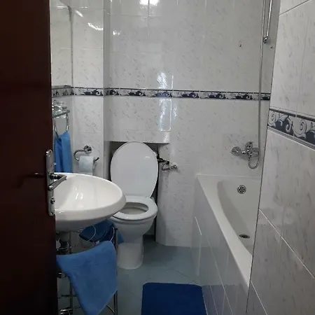 Two Bedrooms Top Center Next To Parking Apartment *