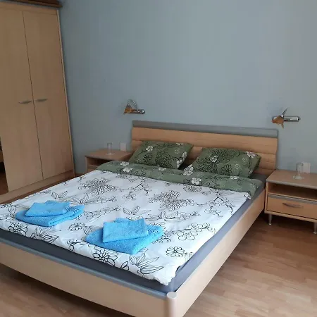 Two Bedrooms Top Center Next To Parking Apartment