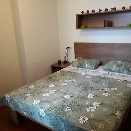 Apartment Two Bedrooms Top Center Next To Parking *